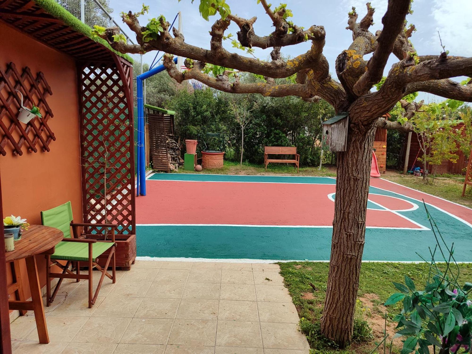 Villa George's Family Friendly Maisonette With Great Exterior