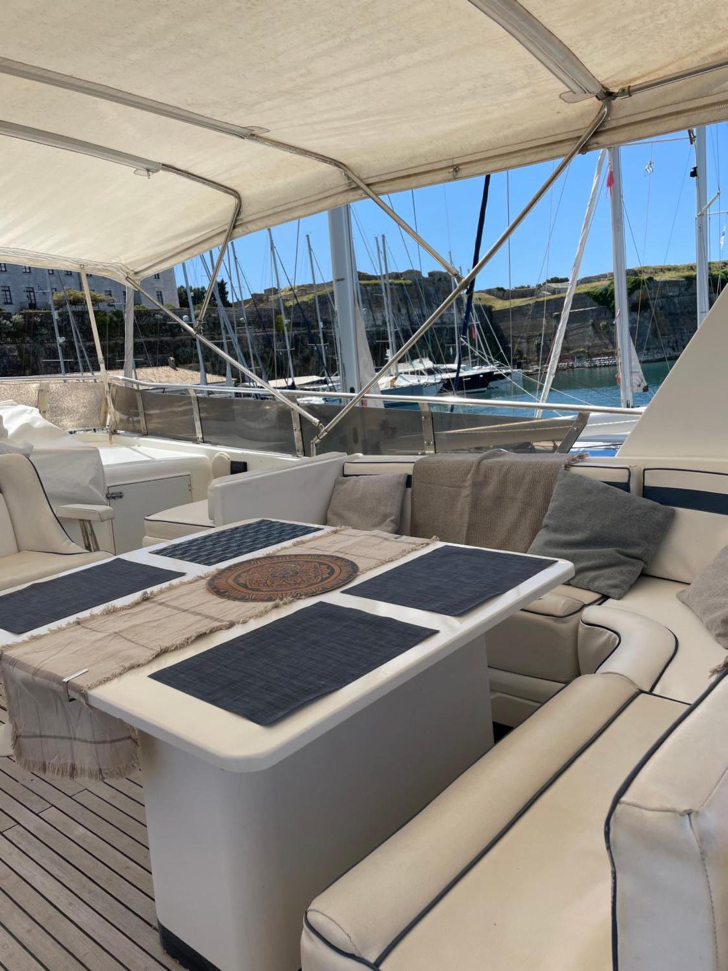 Botel Vintage Yacht *