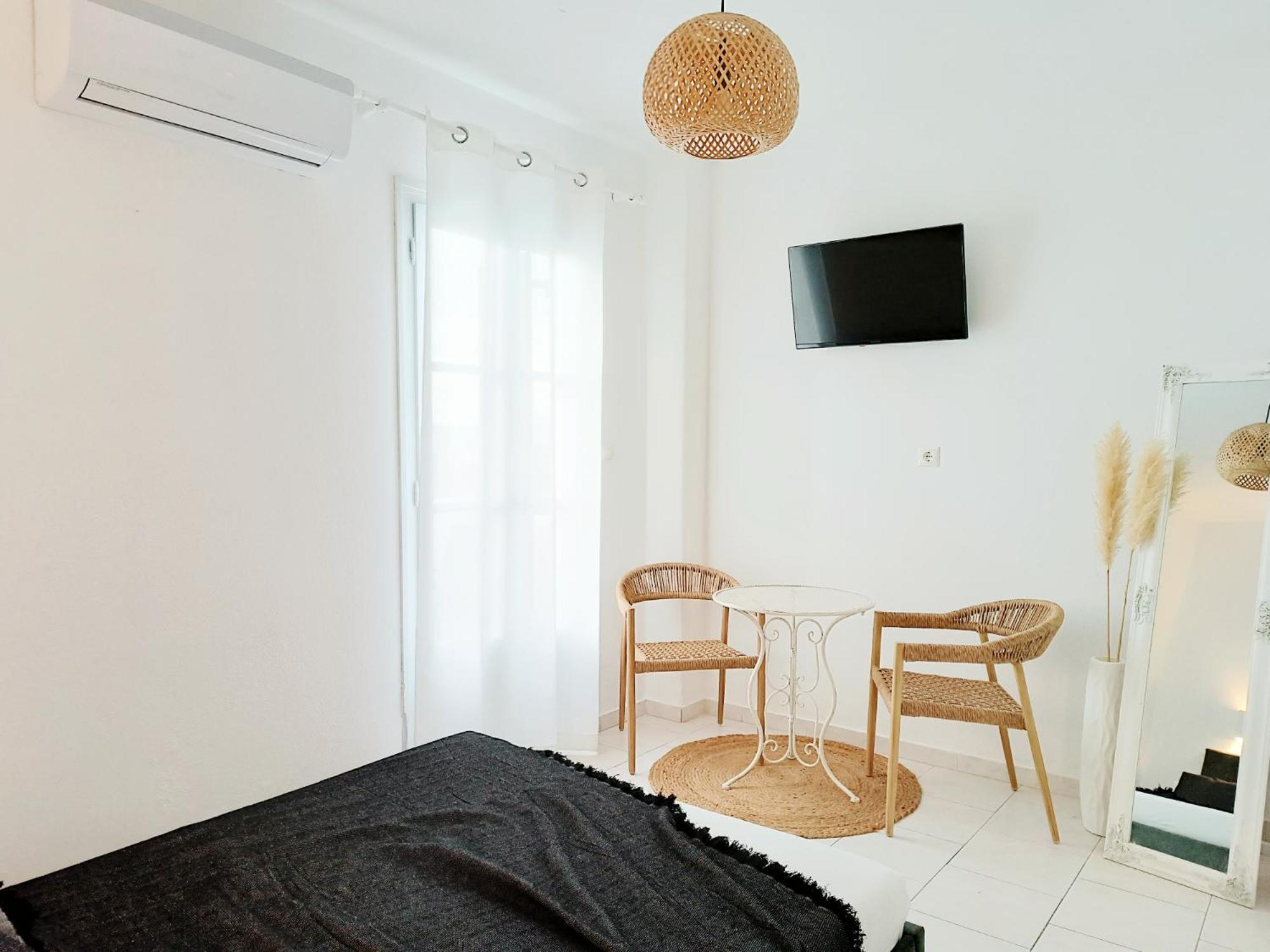 Apanema Paros * Naousa (Paros)
