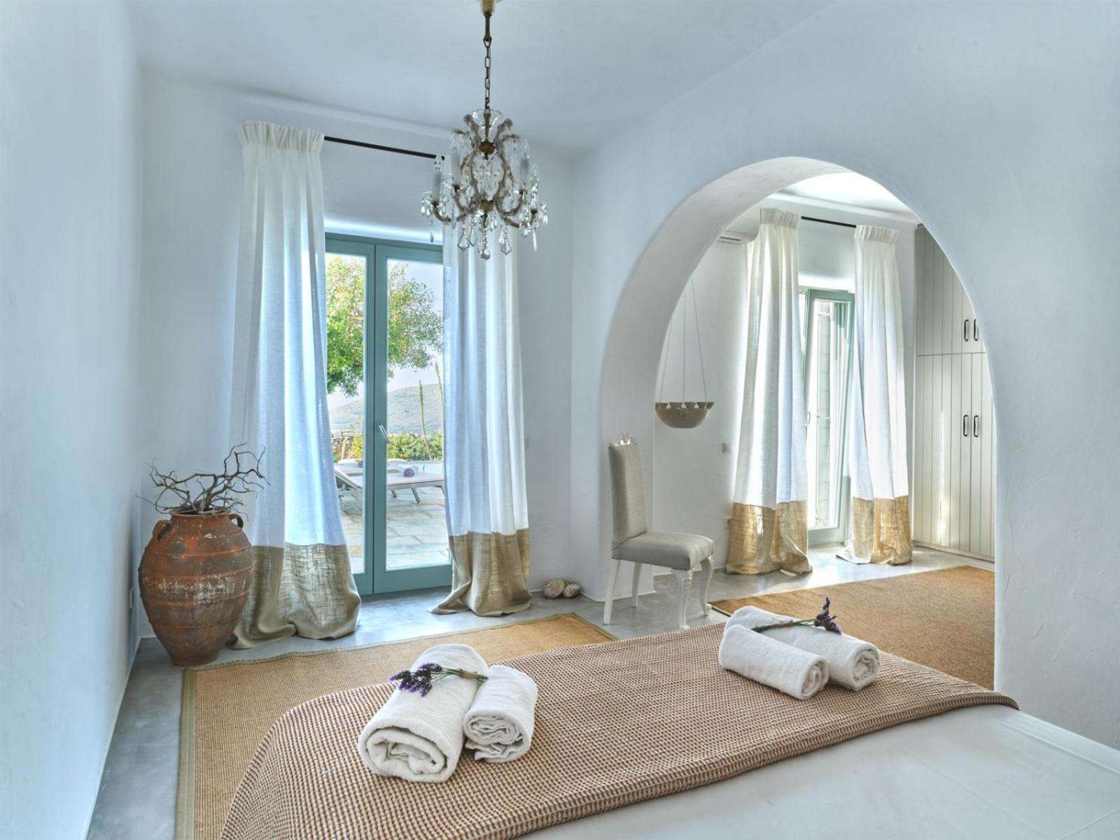 Joy With Private Pool, Close To Naoussa Kostos