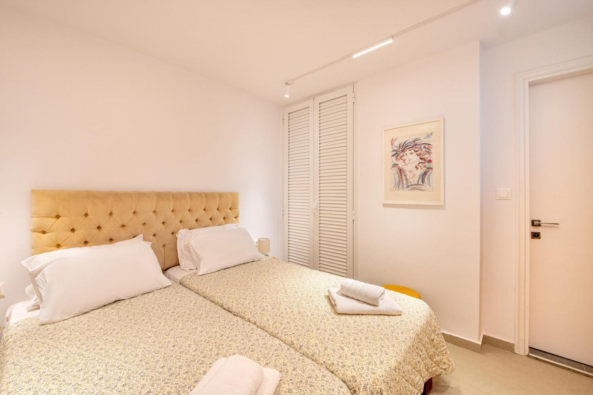 Apartment Blue & White Velvet 20m From The