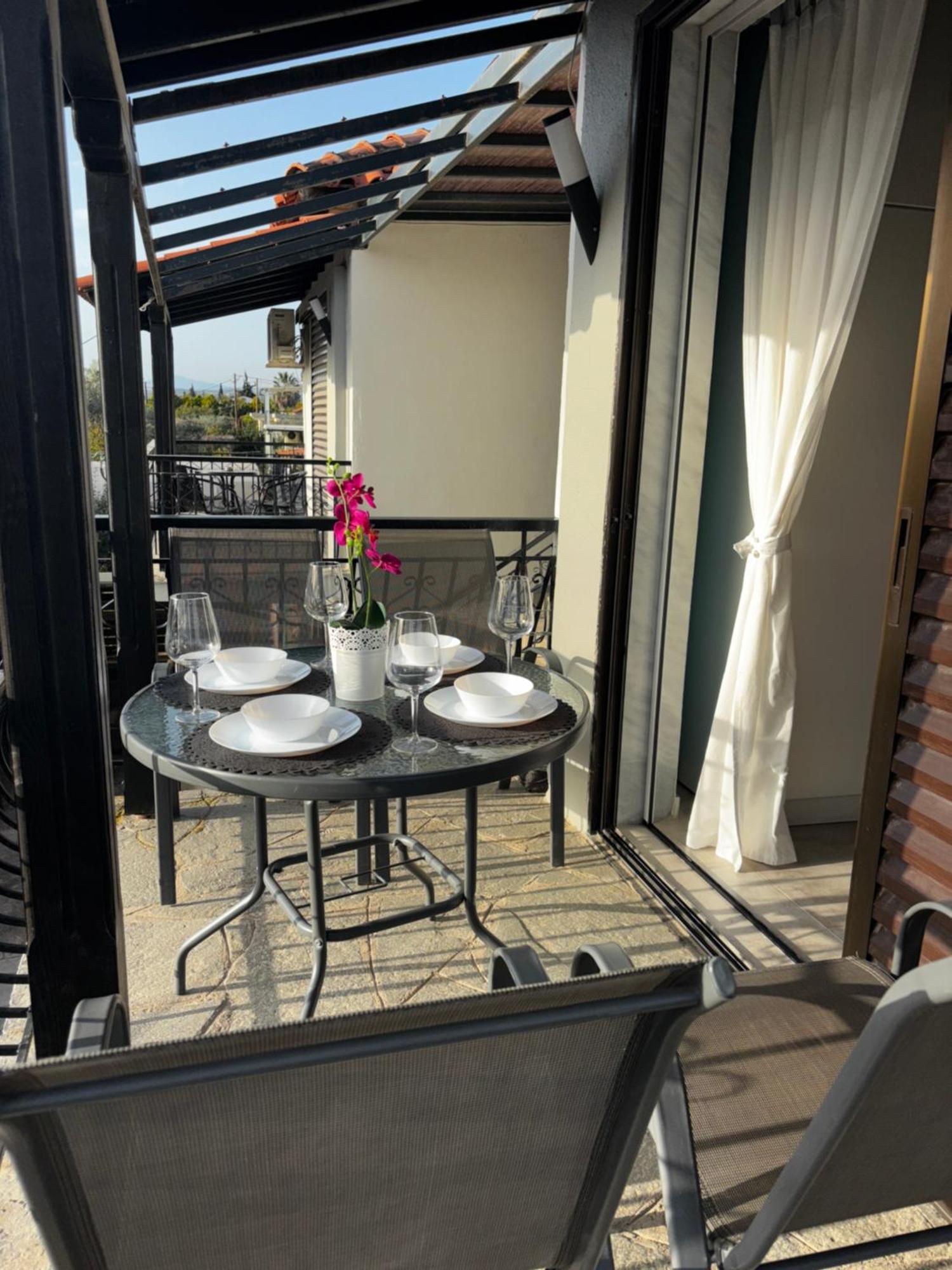 Nine 9 Beachfront Apartment Nea Kallikrateia