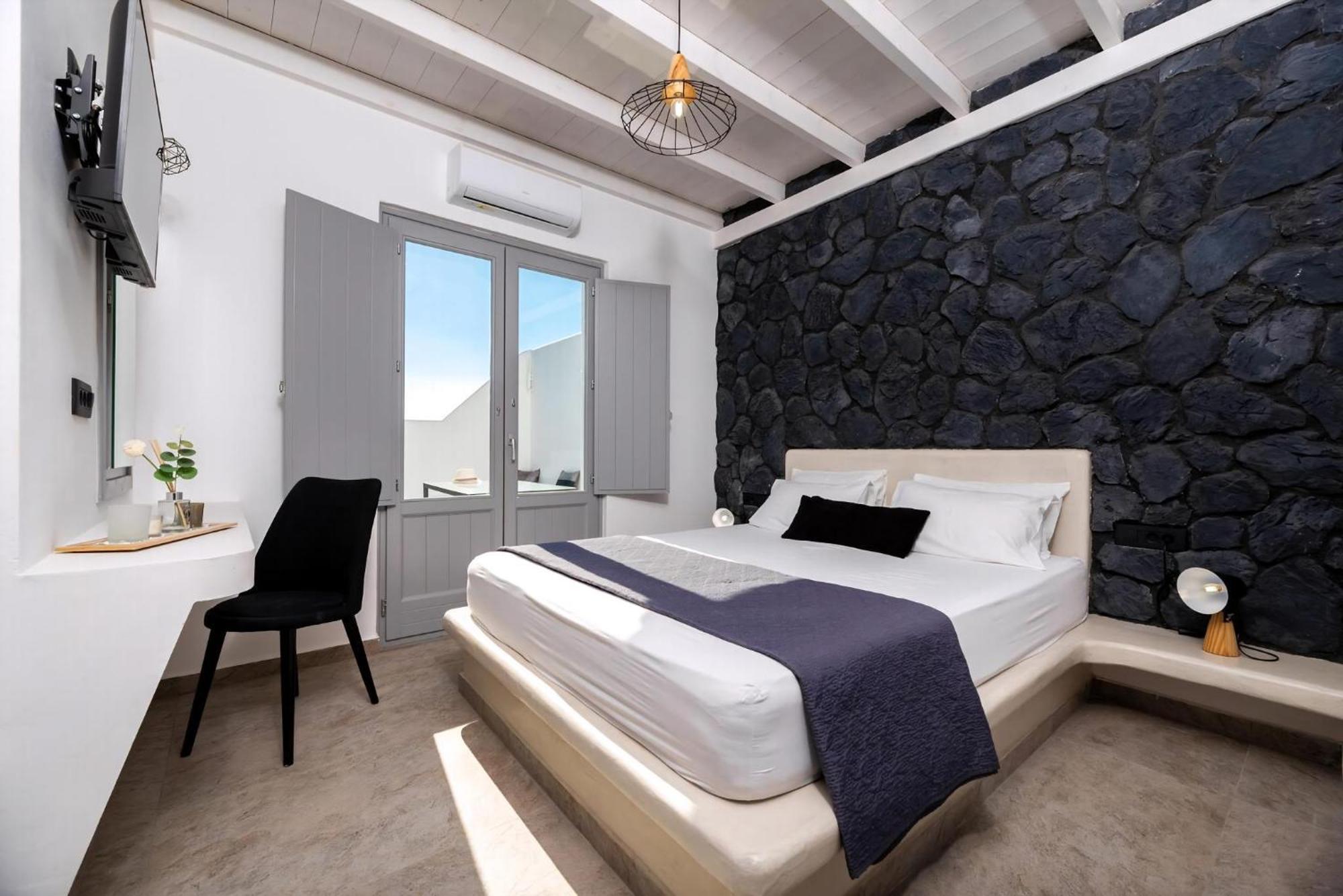 Thrilling Santorini Gauche 2 Bedrooms Furnished Sun Terrace With Private Heated Pool Perissa (Santorini)