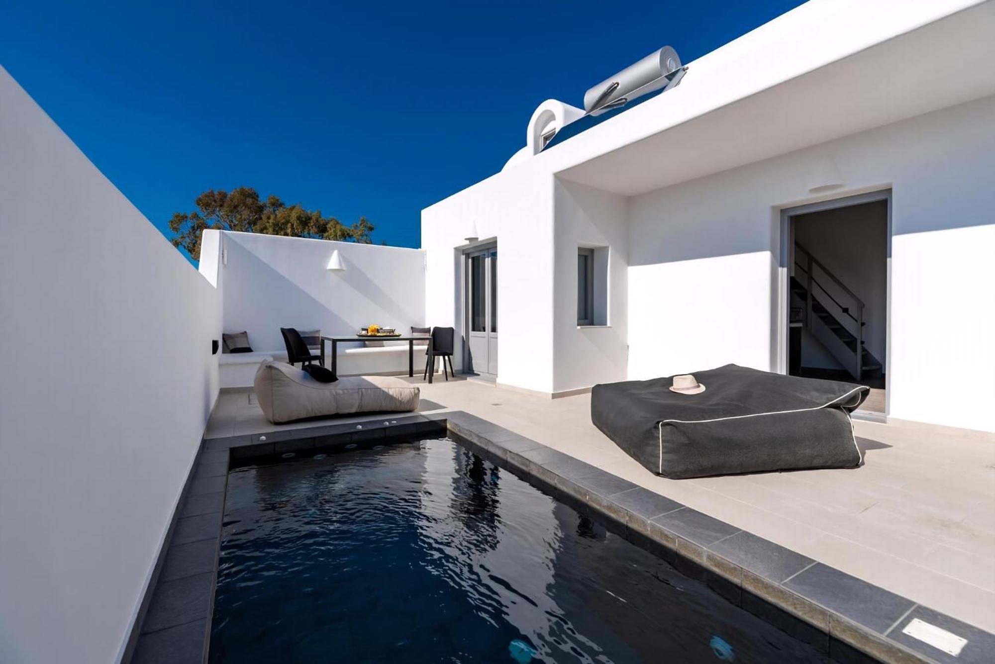 Thrilling Santorini Gauche 2 Bedrooms Furnished Sun Terrace With Private Heated Pool * Perissa (Santorini)