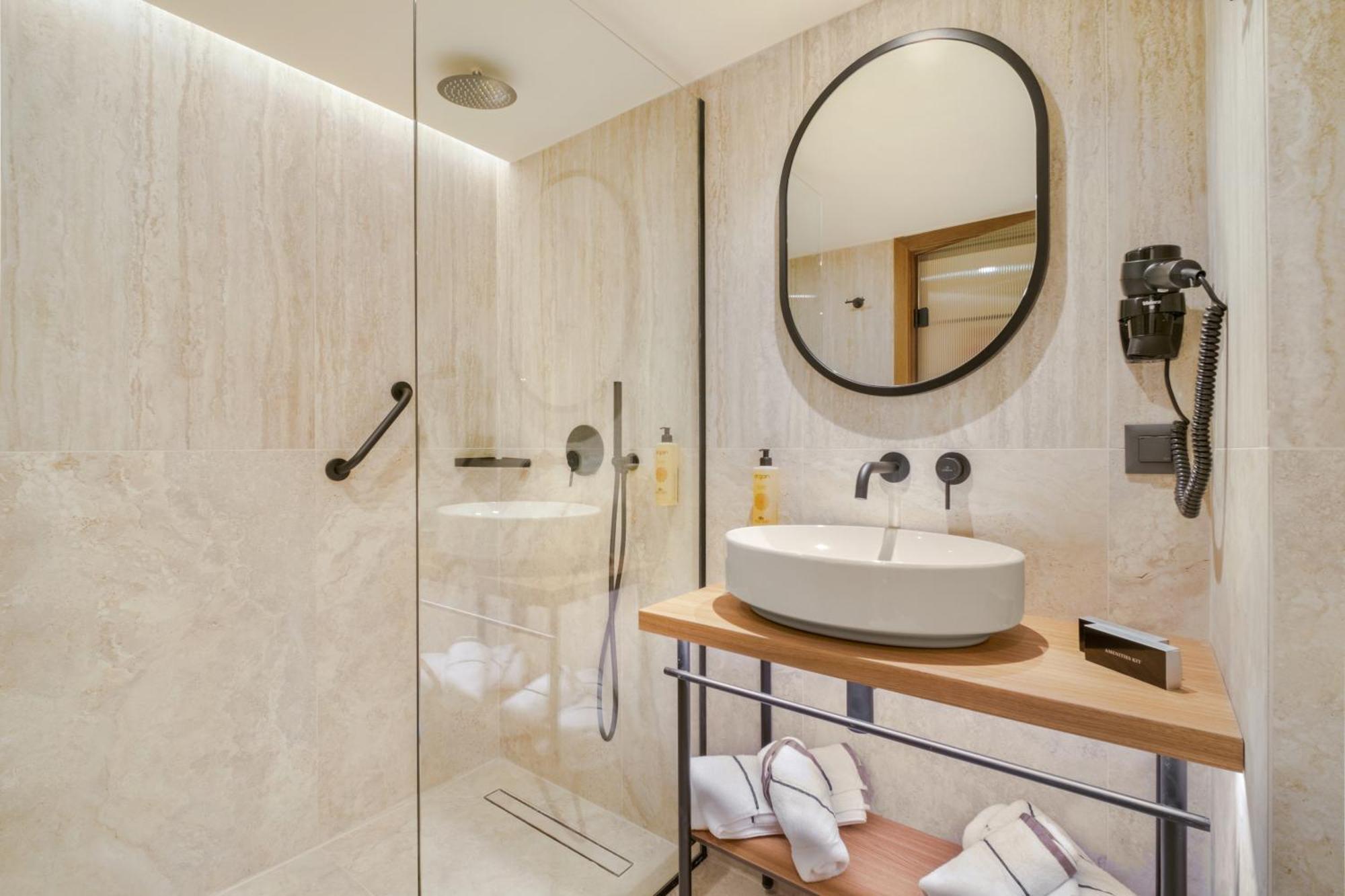 Capsis Astoria Hotel 4*