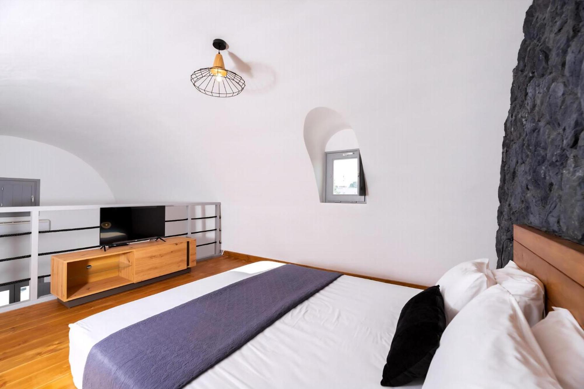 Charming Santorini 2 Bedrooms Premium Private Heated Pool Refined Interior