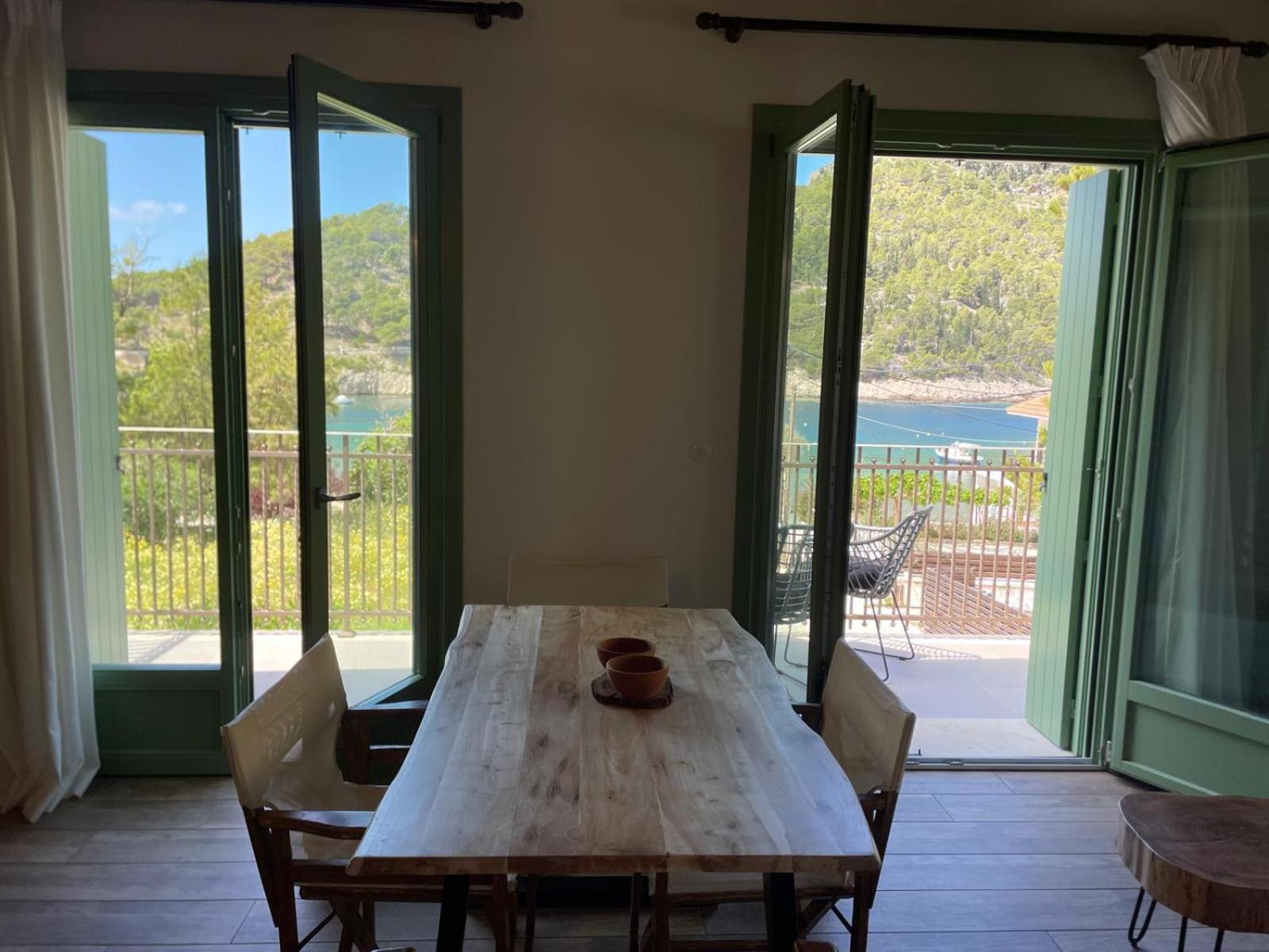Beachfront Apartment, Center Village, 20m - Near Myrtos - Fiskardo Apartment