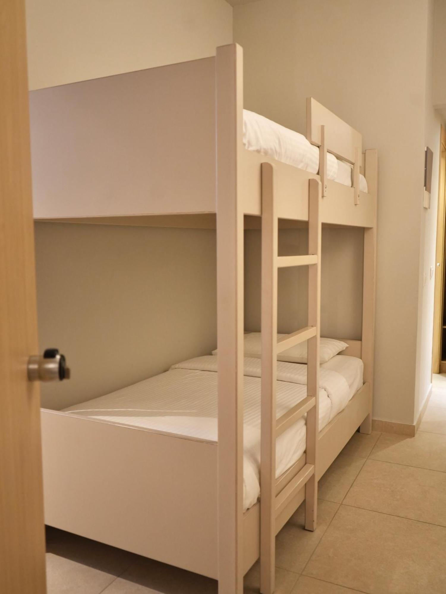Telesilla 3*