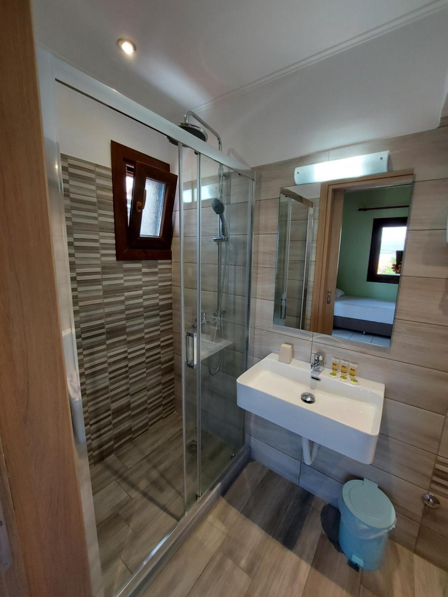 Mavra Aparthotel 2*