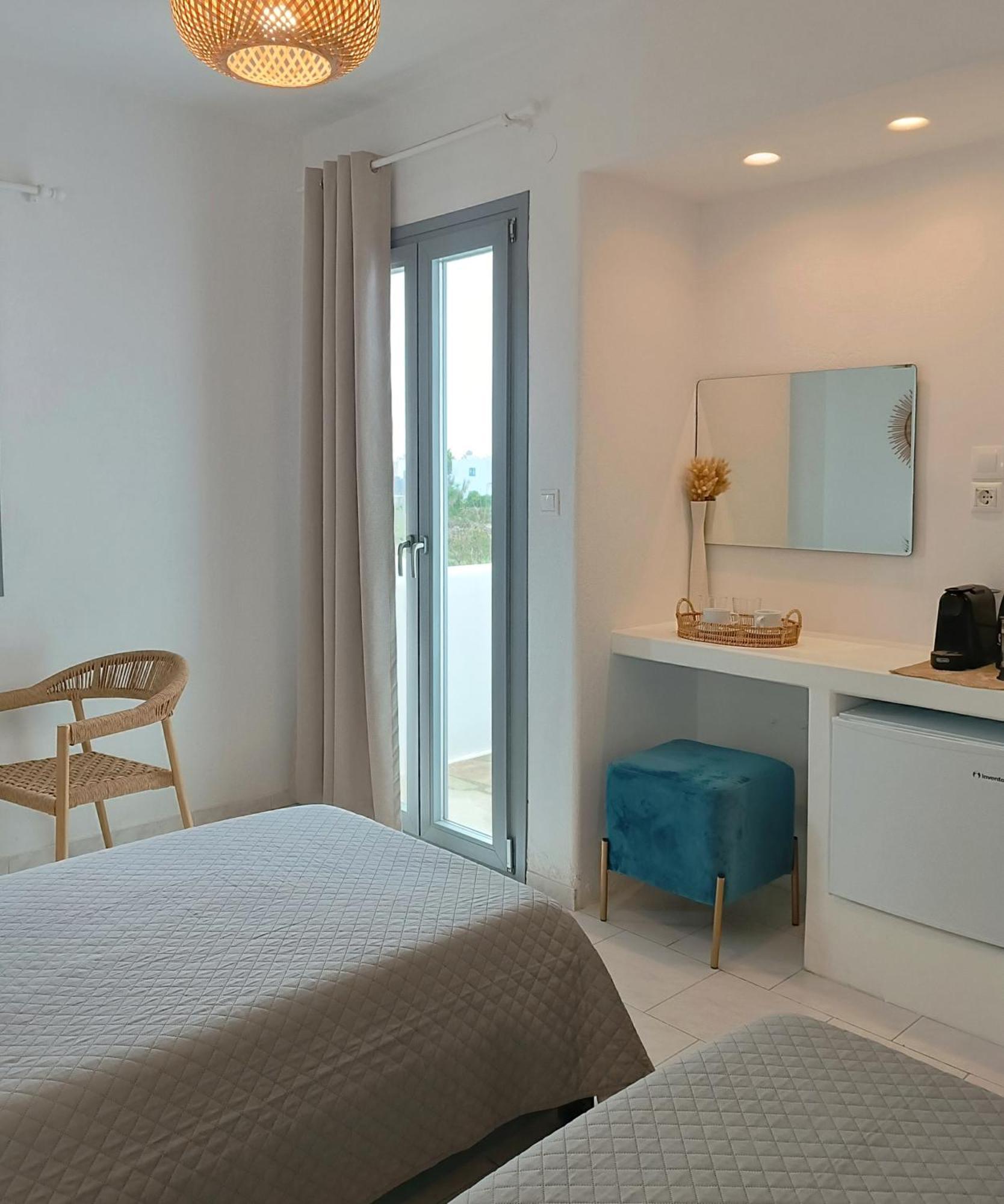Apanema Paros * Naousa (Paros)