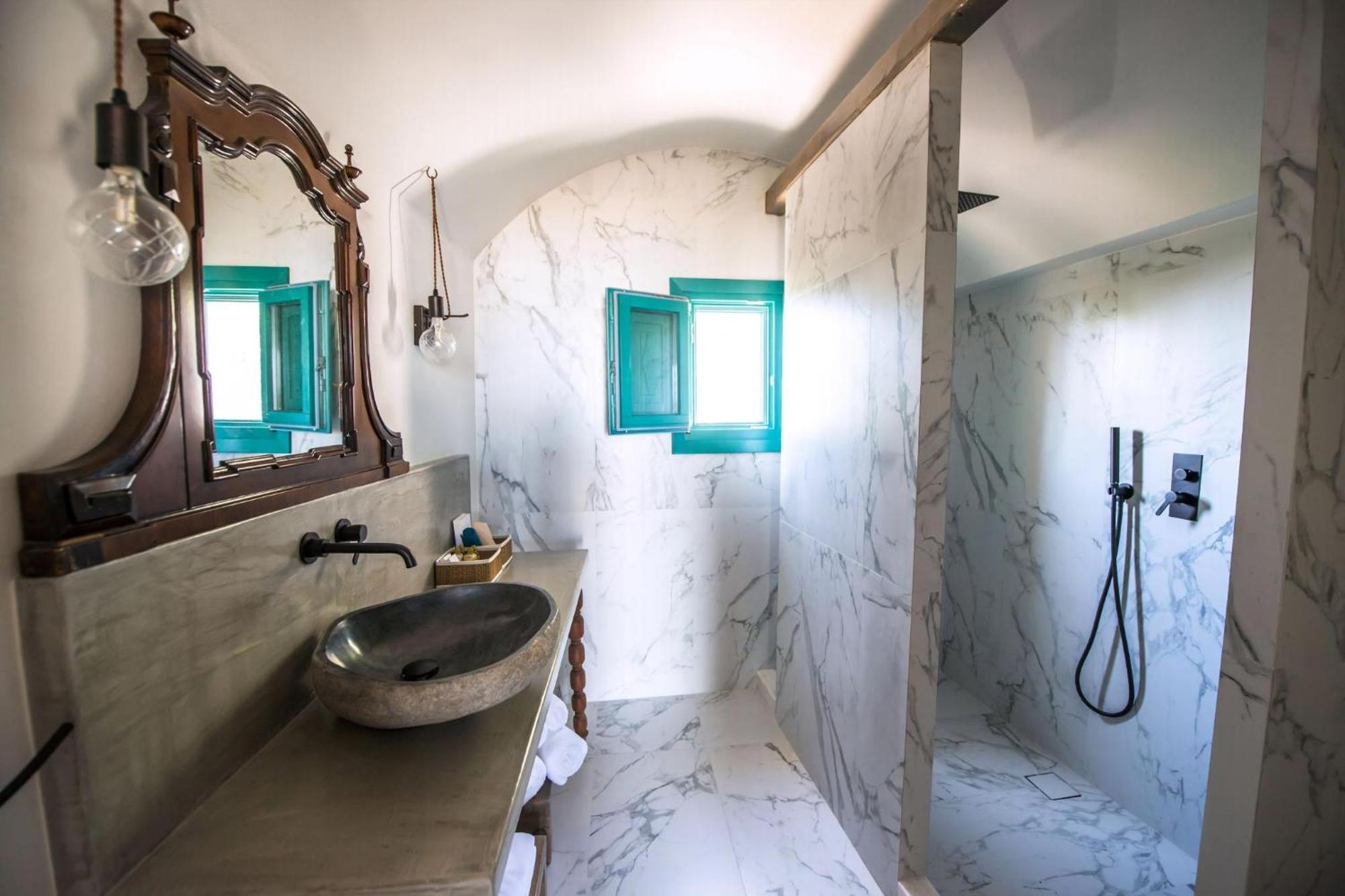 Magnificent Santorini | 3 Bedrooms | Royal | Beautiful Caldera View With 2 Outdoor Hot Tubs | Oia (Santorini)