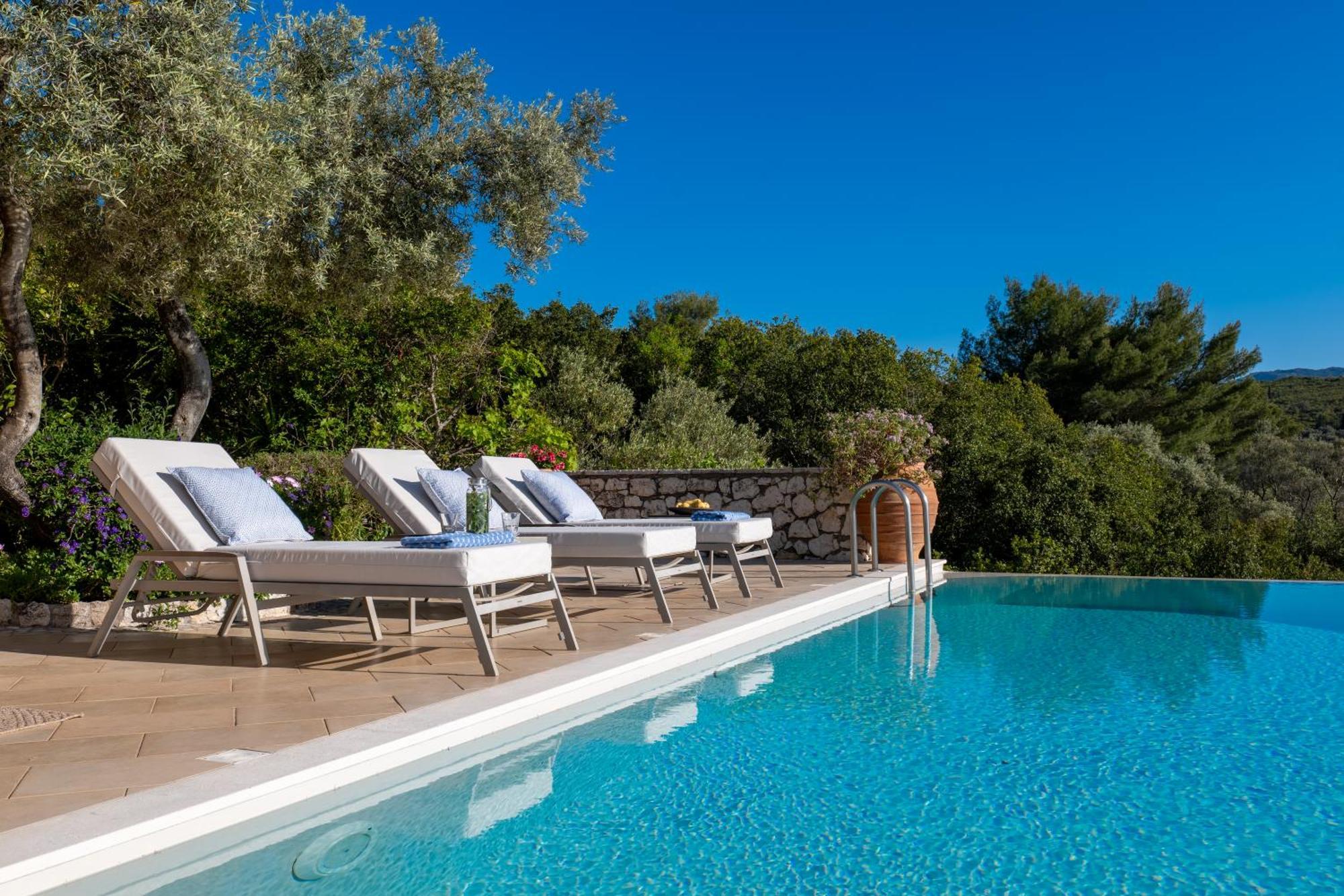 Artblue Villa *