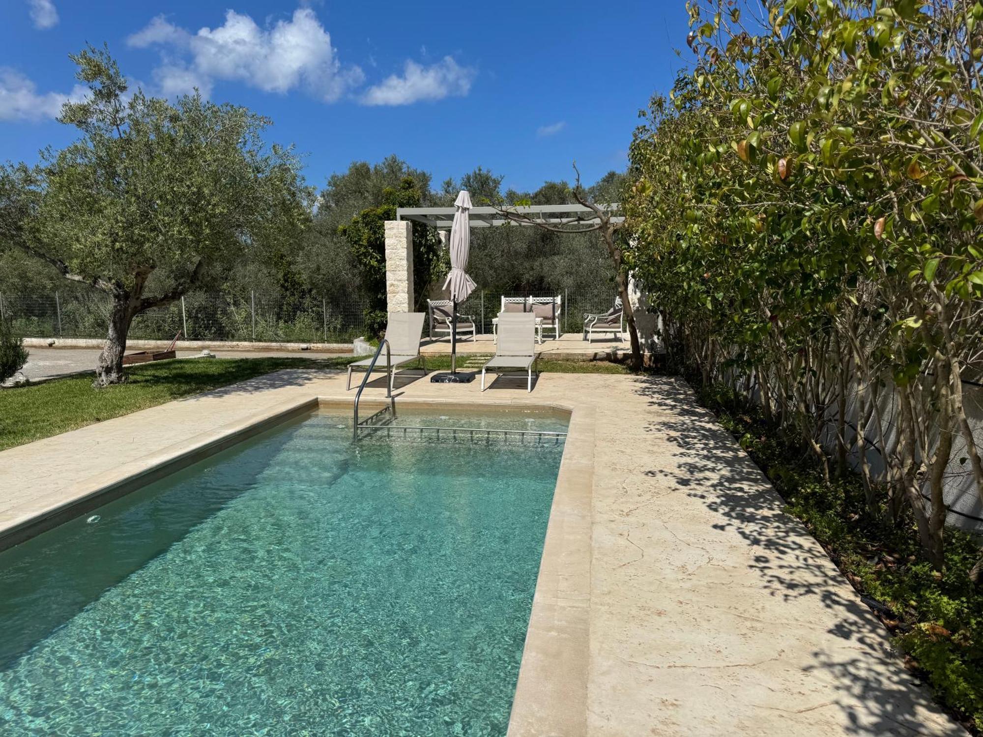 Marian With Private Swimming Pool & Jacuzzi Villa