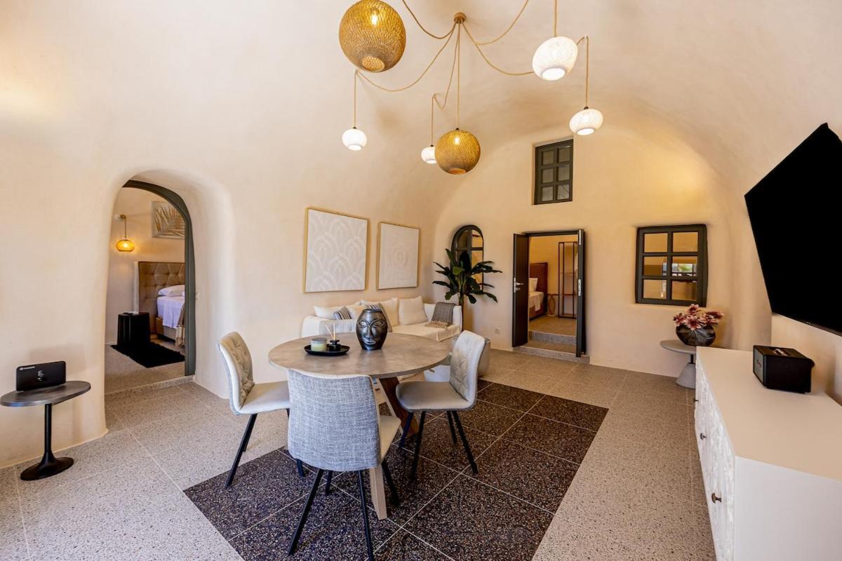 Parastia Luxury Santorini - Private Jacuzzi Villa Exo Gonia