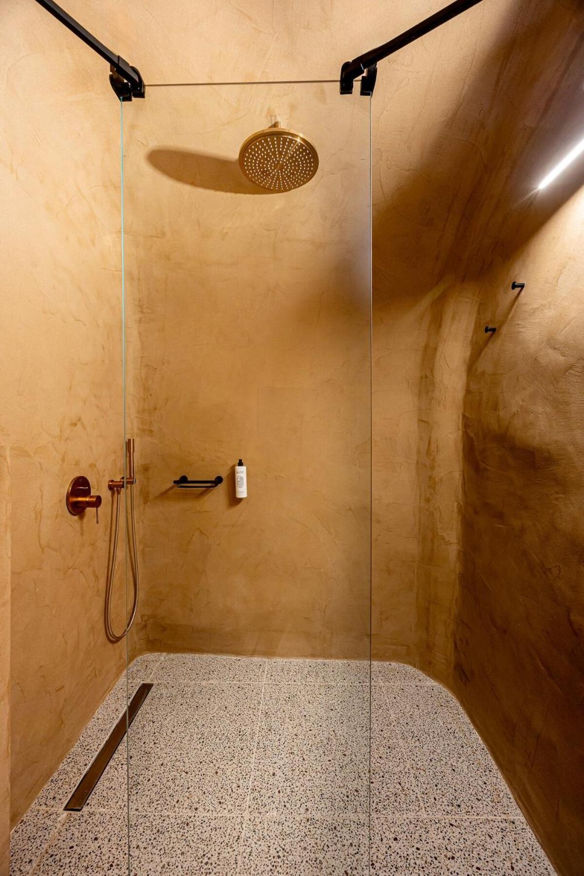 Villa Parastia Luxury Santorini - Private Jacuzzi Exo Gonia