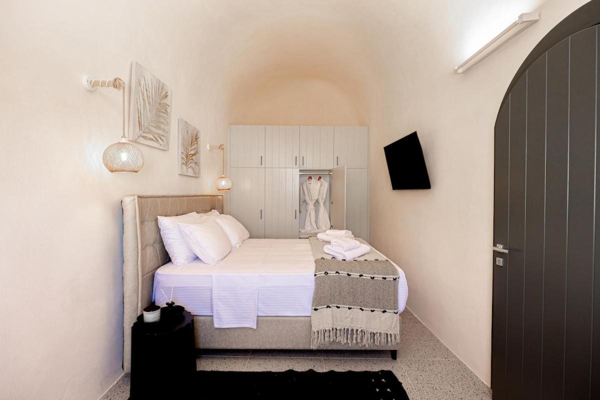 Villa Parastia Luxury Santorini - Private Jacuzzi *
