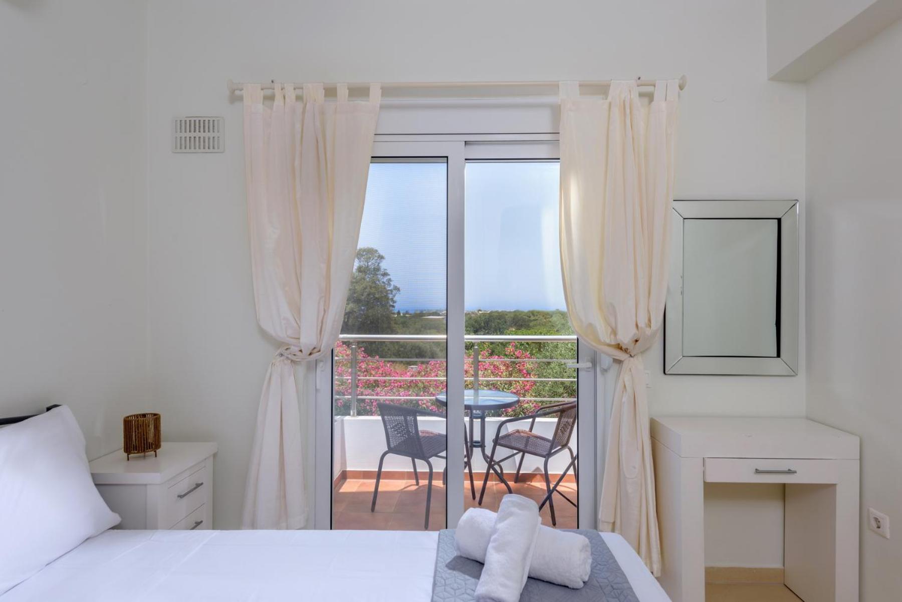 Seaview 2-bedroom 1 With 75 Sqm Shared Pool * Chorafakia