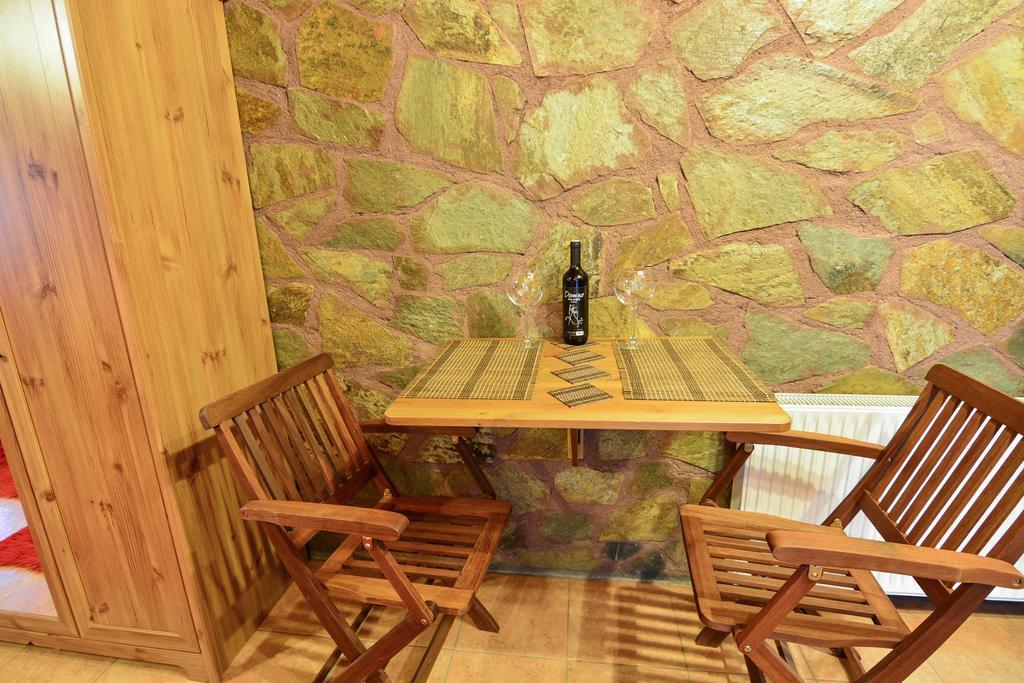 B K Guesthouse - Ξενώνας Β-Κ