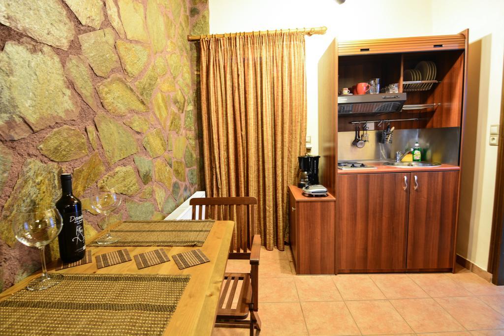B K Guesthouse - Ξενώνας Β-Κ