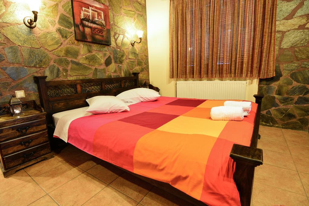 B K Guesthouse - Ξενώνας Β-Κ *