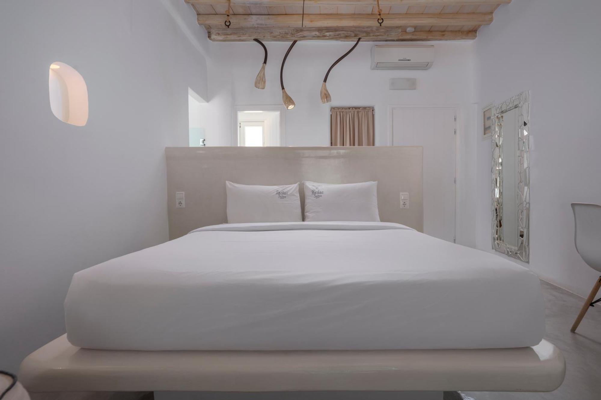 Flaskos Luxury Suites Aparthotel 4*
