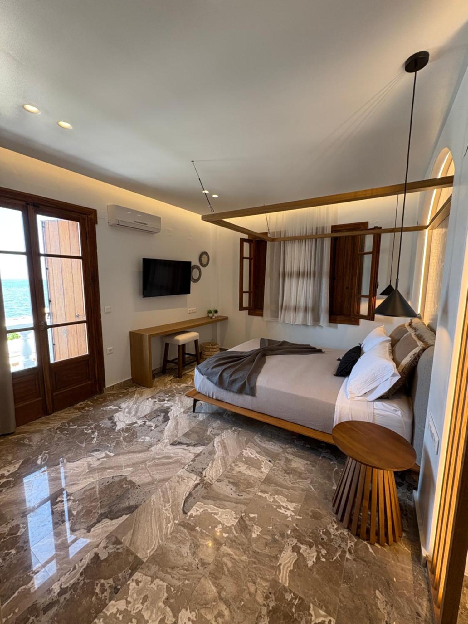 Apostolis Studios * Skopelos Town