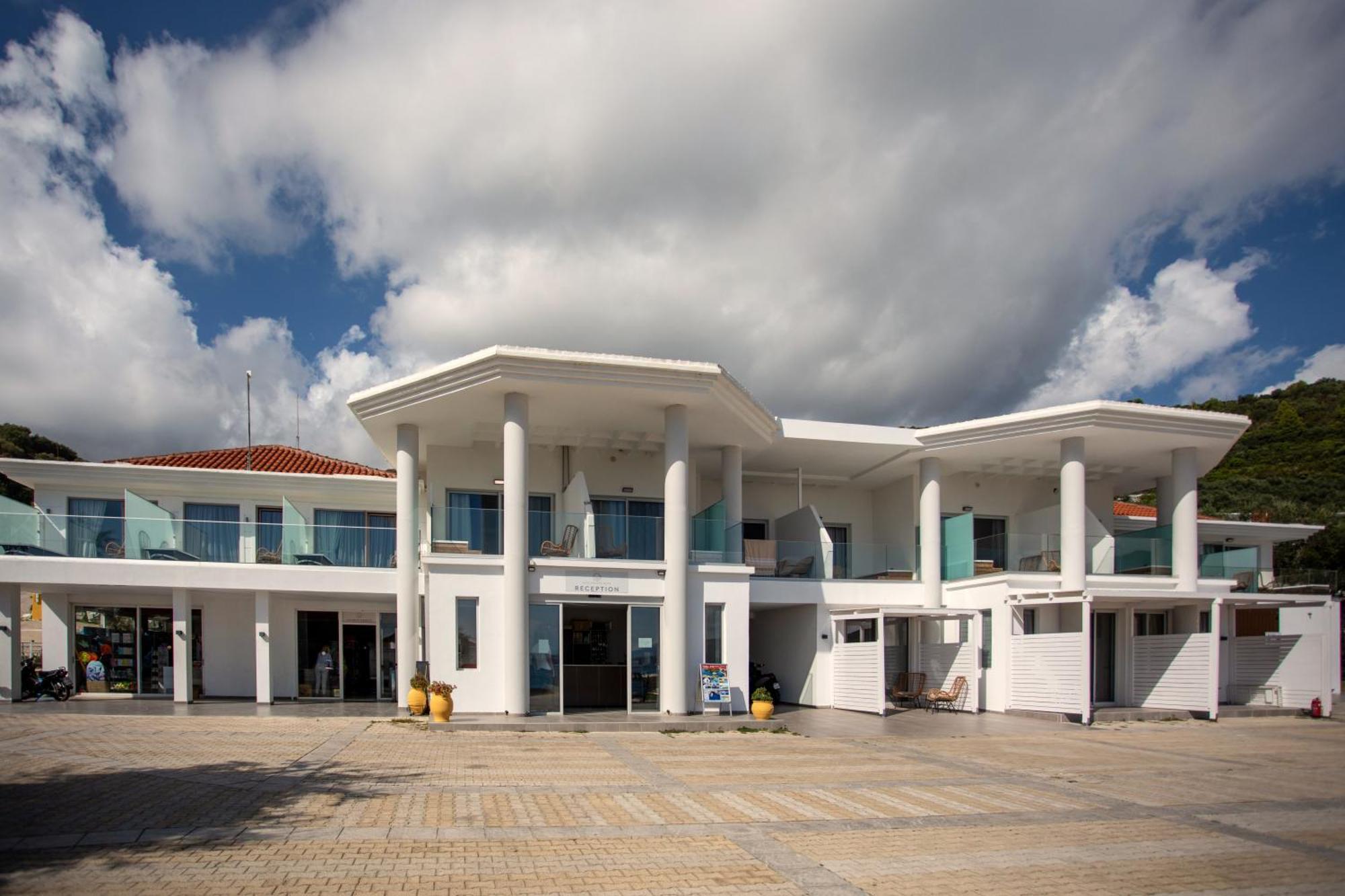 Enjoy Lichnos Bay Village, Camping, And 2*