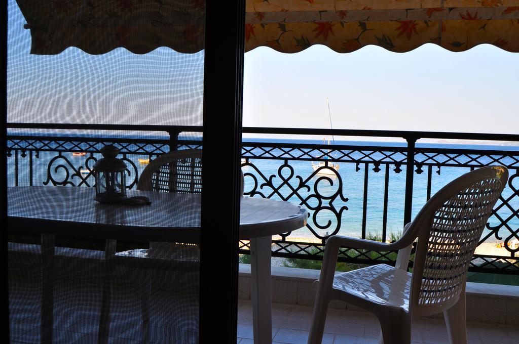 Avlakia Beach & *
