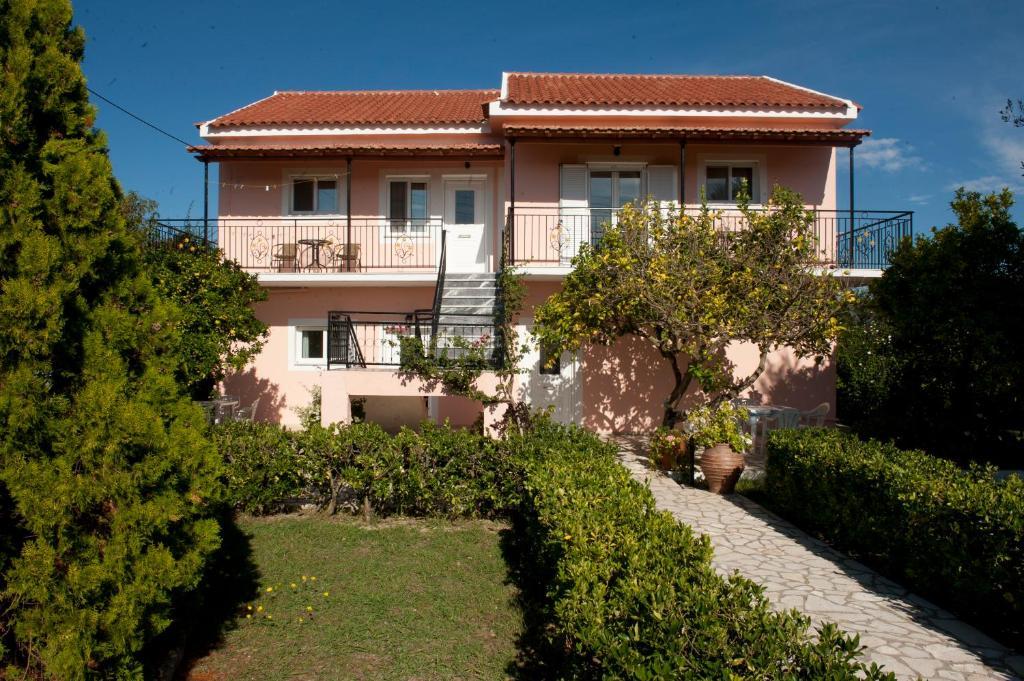 Maria's Paradise Apartment Astrakeri