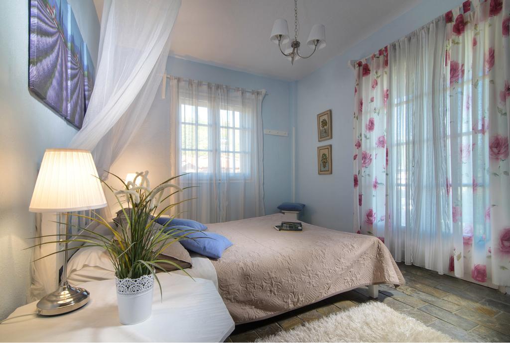 Greek House 2*