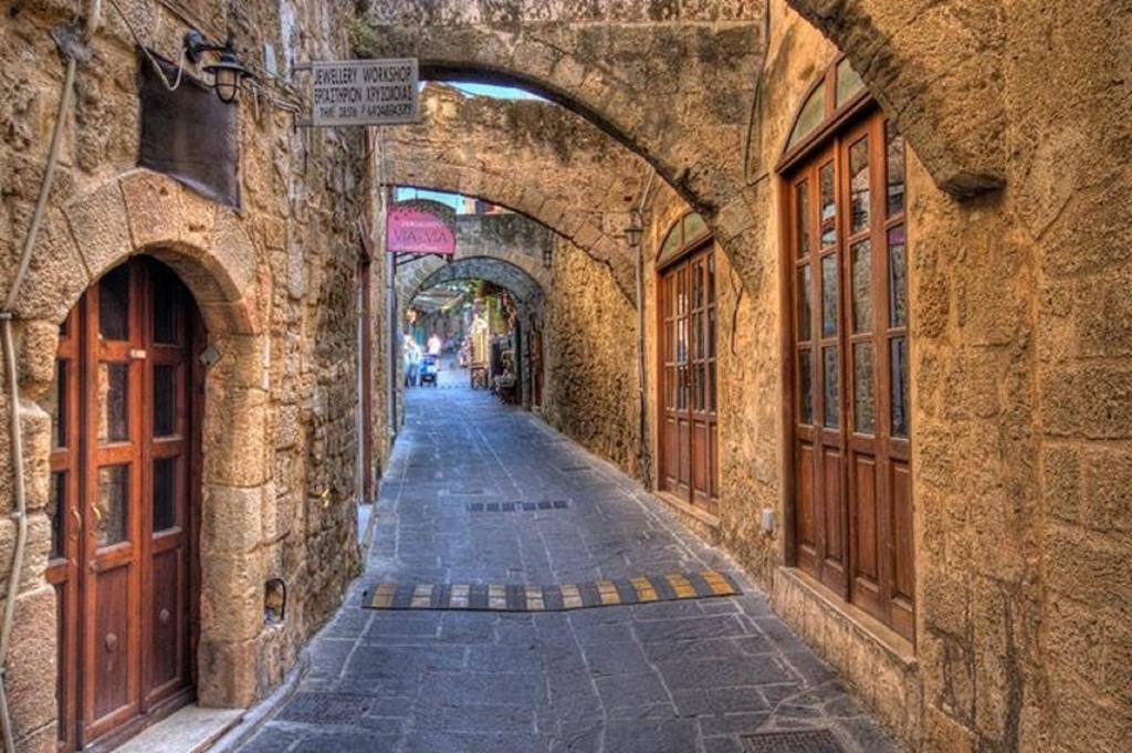 3 Charites Old Town Apartment