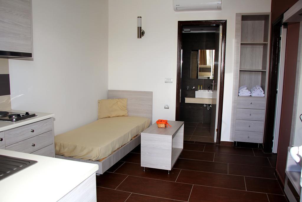 Karavos Aparthotel 2*