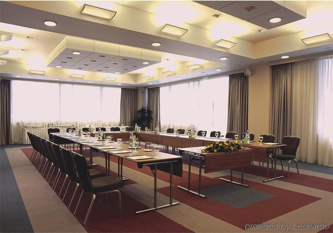 Attica Av, Airport W. By Ihg 4*