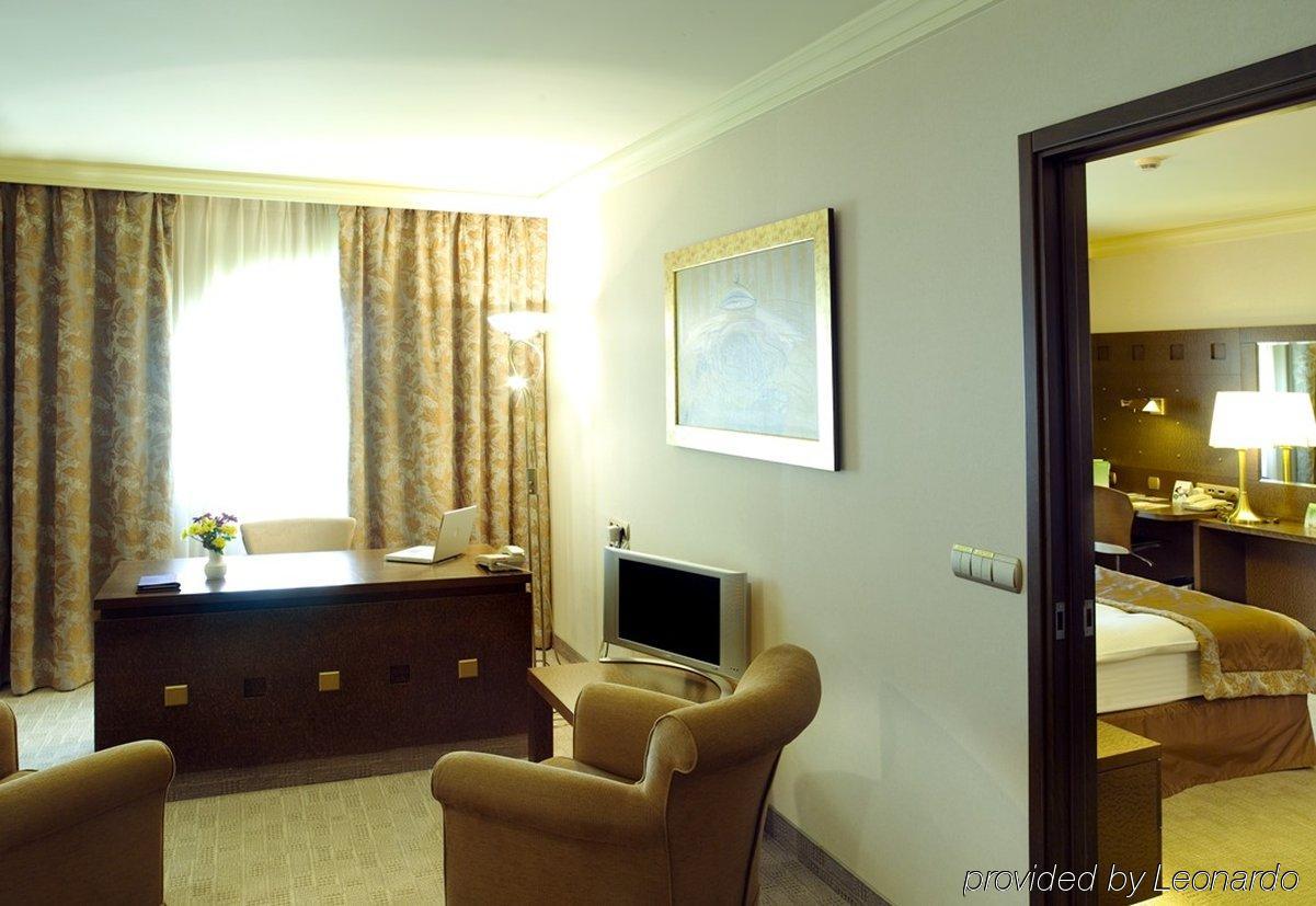 Attica Av, Airport W. By Ihg 4*