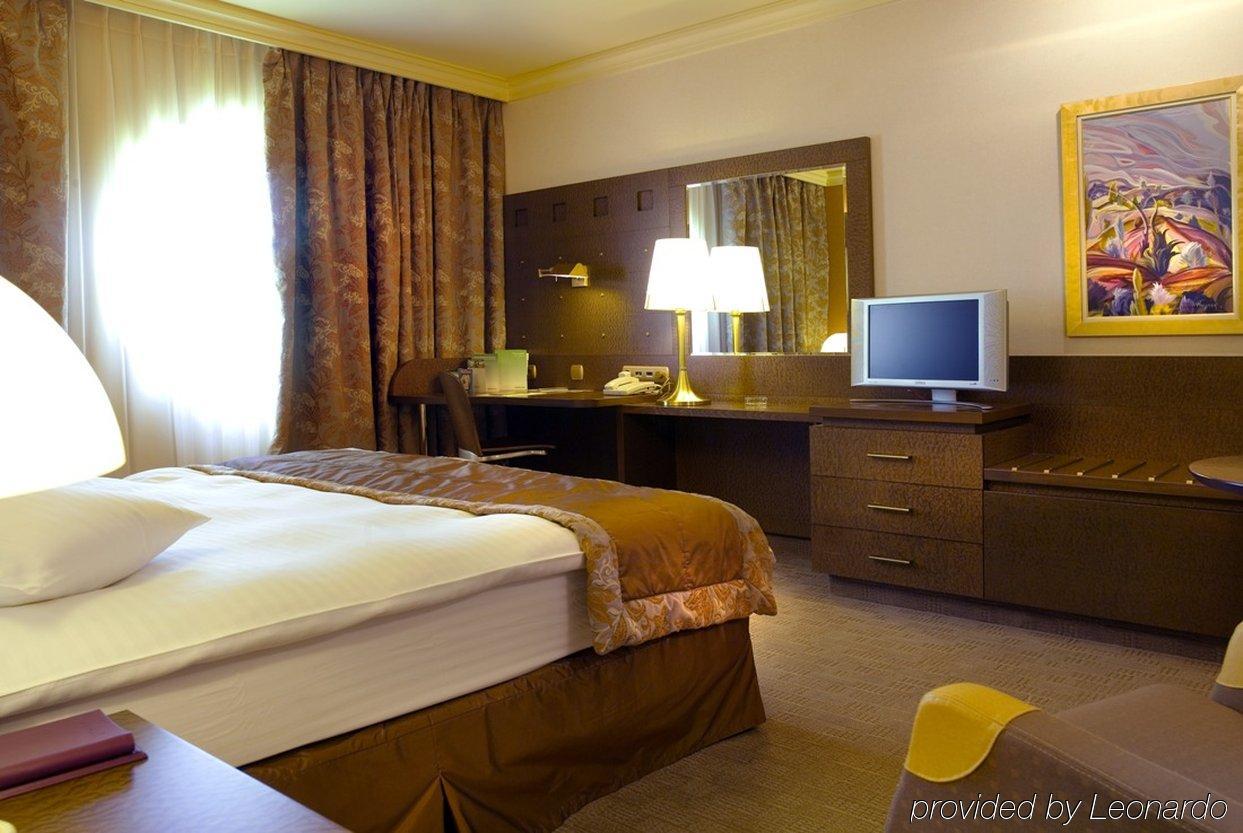 Hotel Attica Av, Airport W. By Ihg 4*