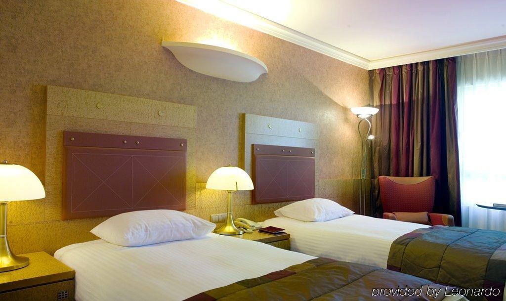 Attica Av, Airport W. By Ihg