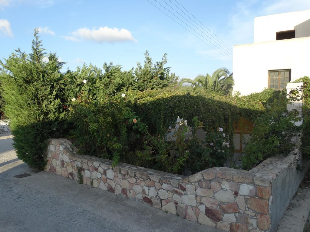 Guest house Avra Milos 2*