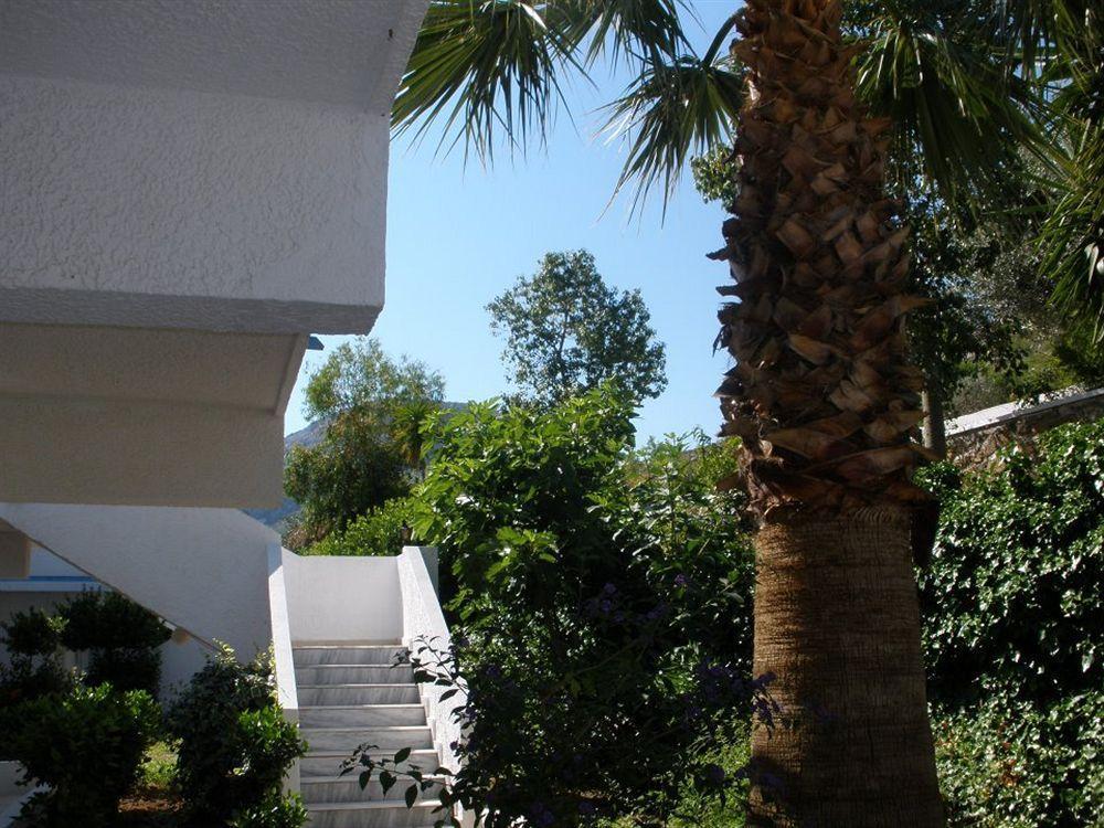 Karavos Aparthotel 2*