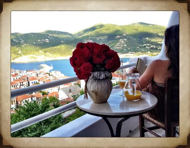 Aperanto Galazio Skopelos Town