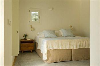 Kamaroti Suites Hotel