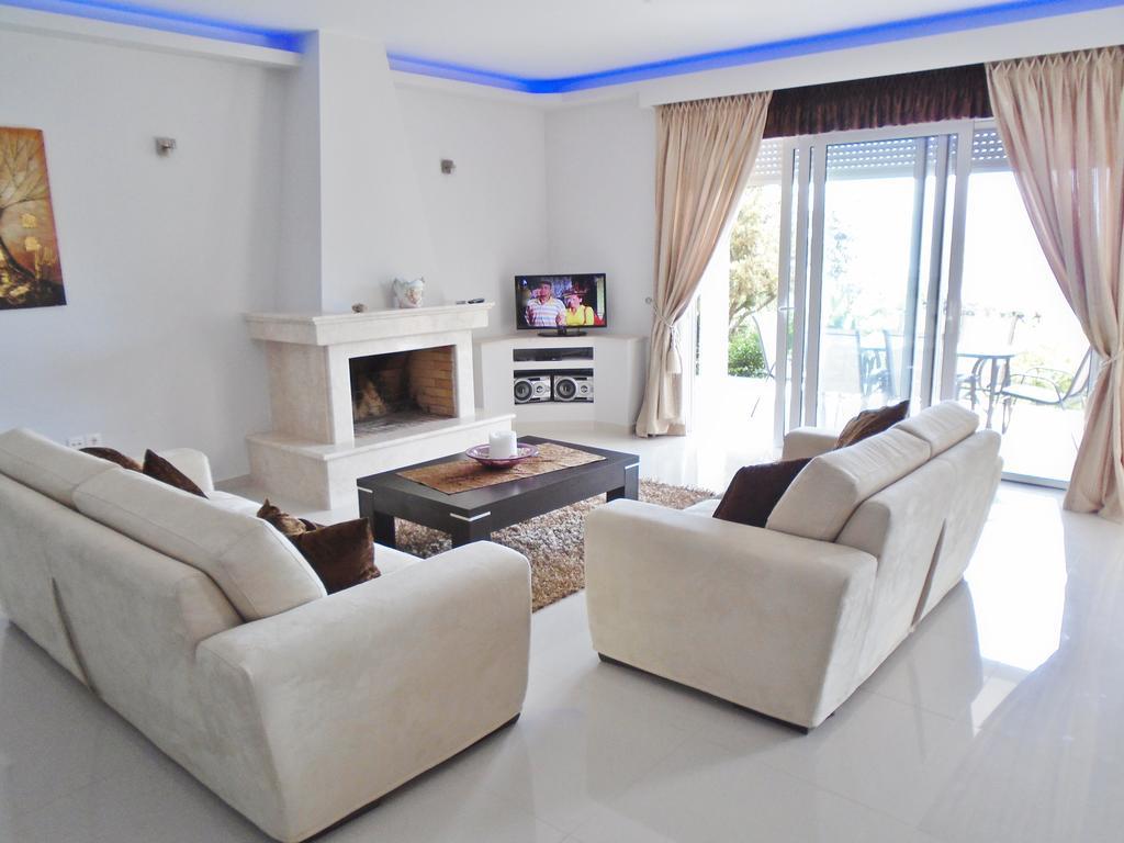 Oikonomou Luxury Villa Vouliagmeni Lake
