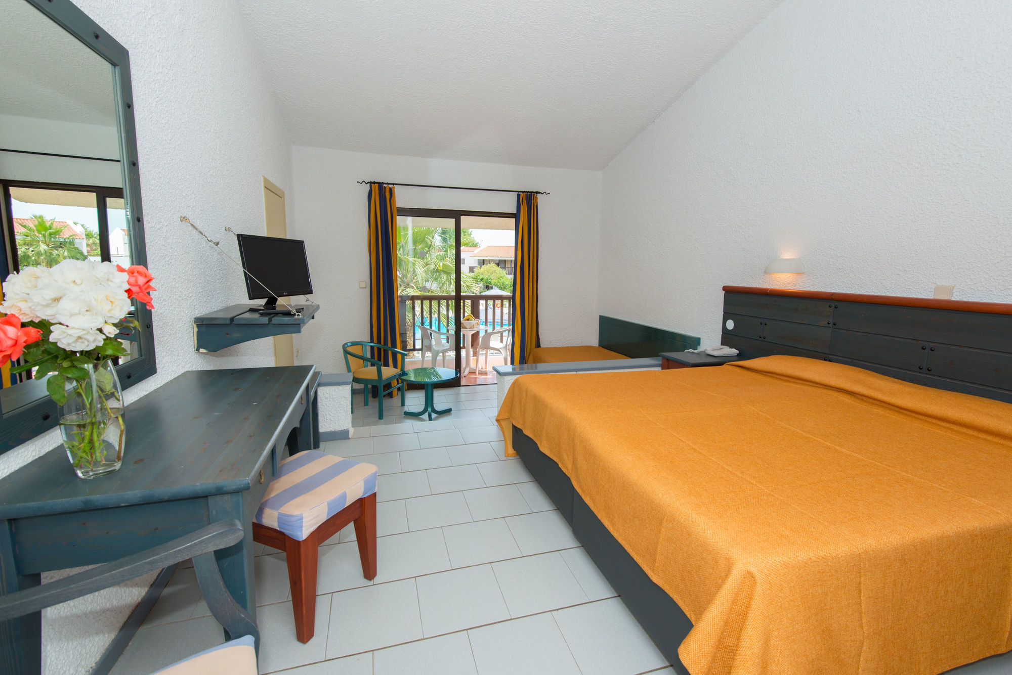 Golden Coast & 4*