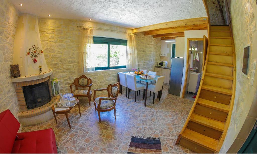 Athina Villa Argiroupolis