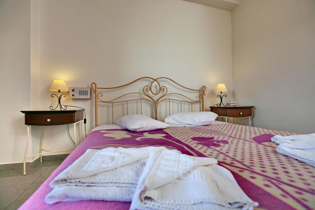 Pela Hotel 2*