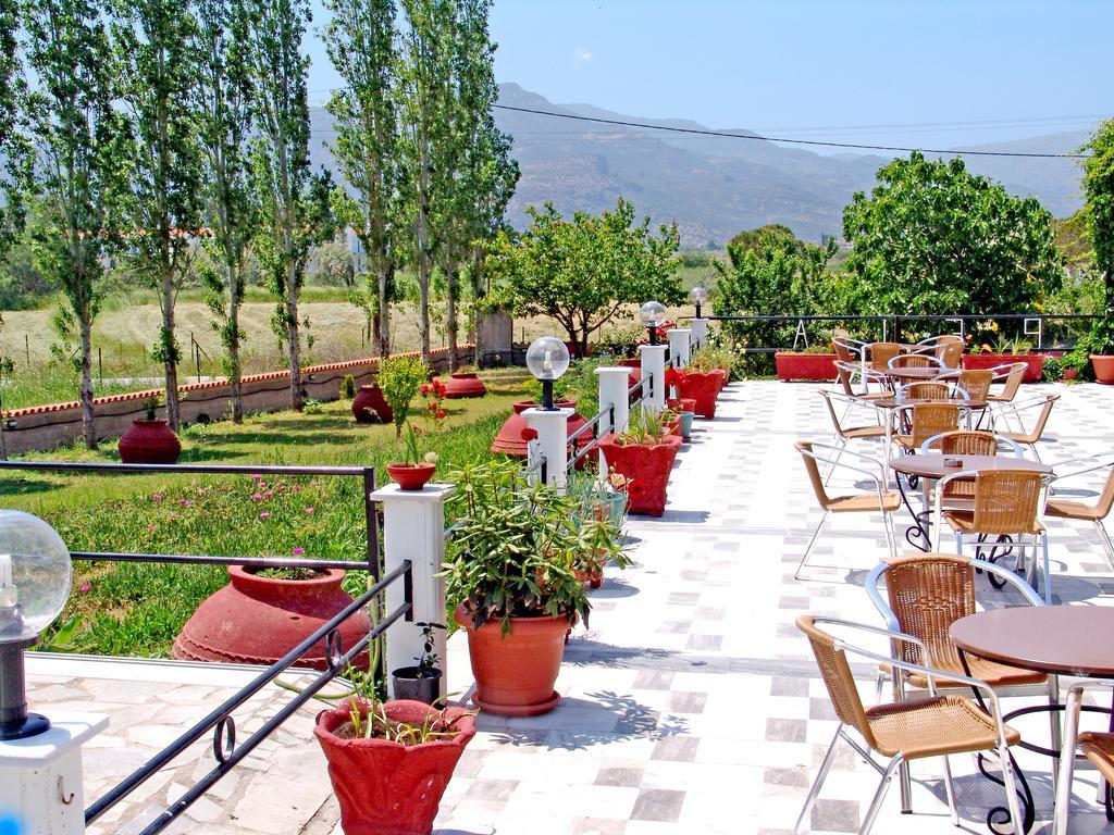 Pela Hotel 2*