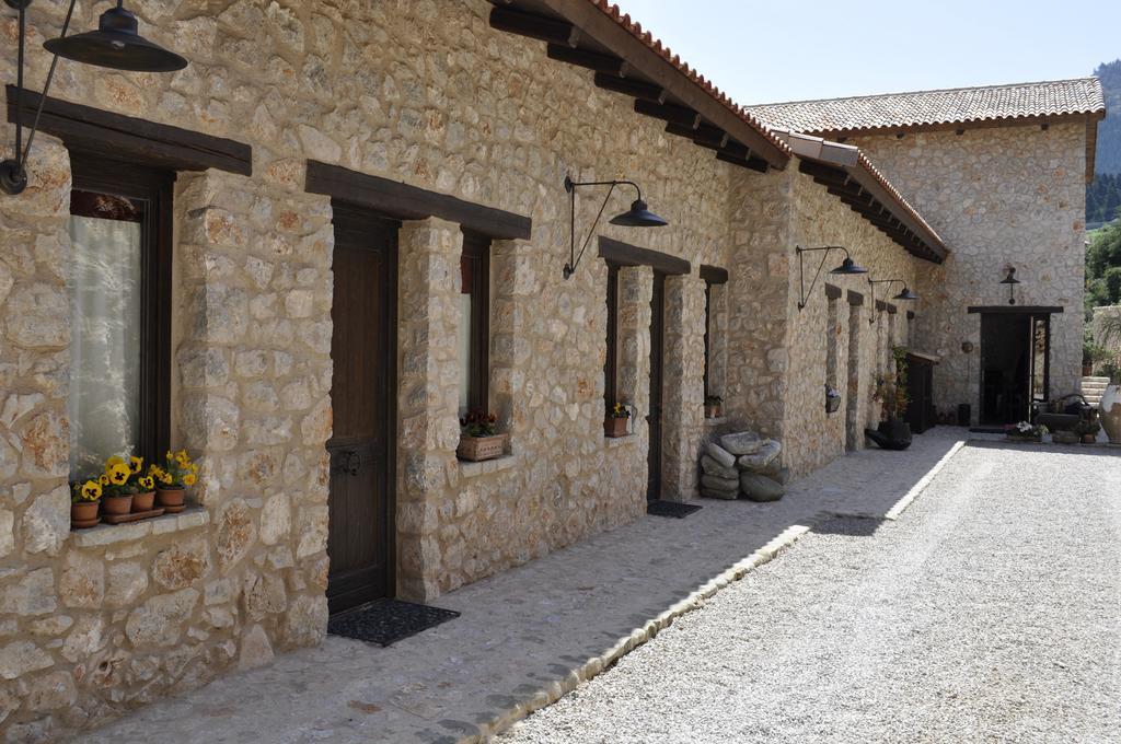 Teresa Country Eptalofos