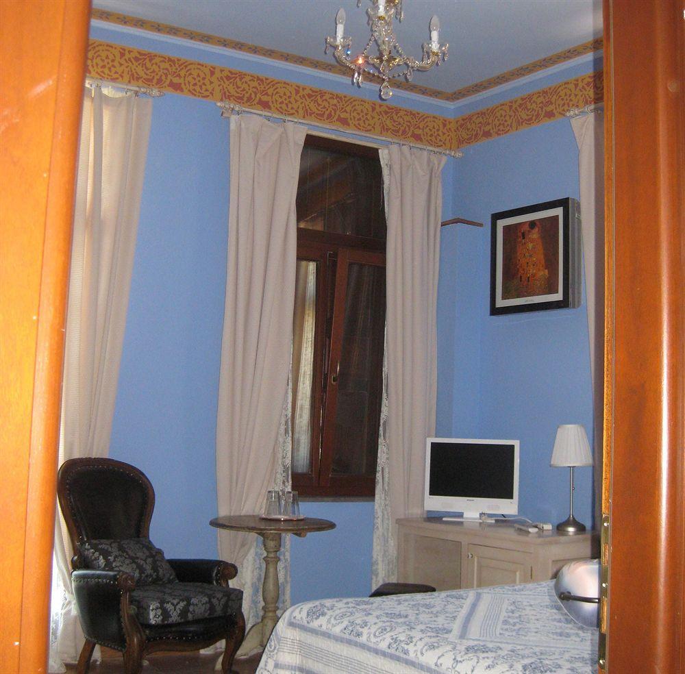 Traditional Ianthe Hotel
