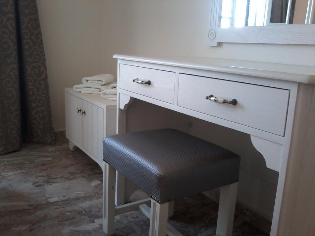 Royalrose Apartment *