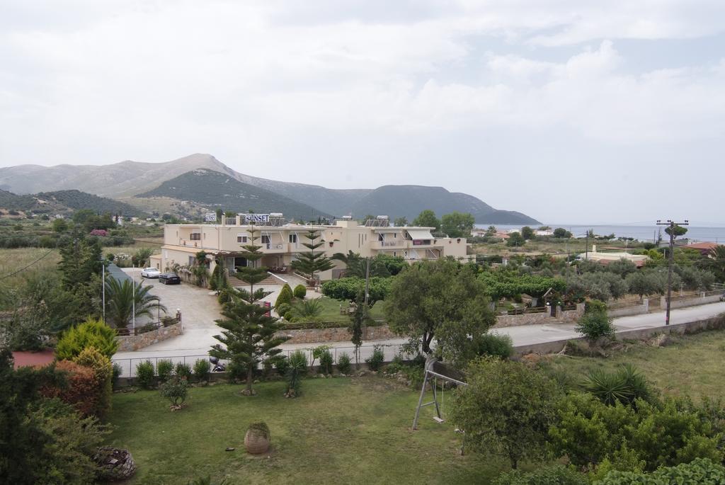Sunset Studios Aparthotel Nea Styra
