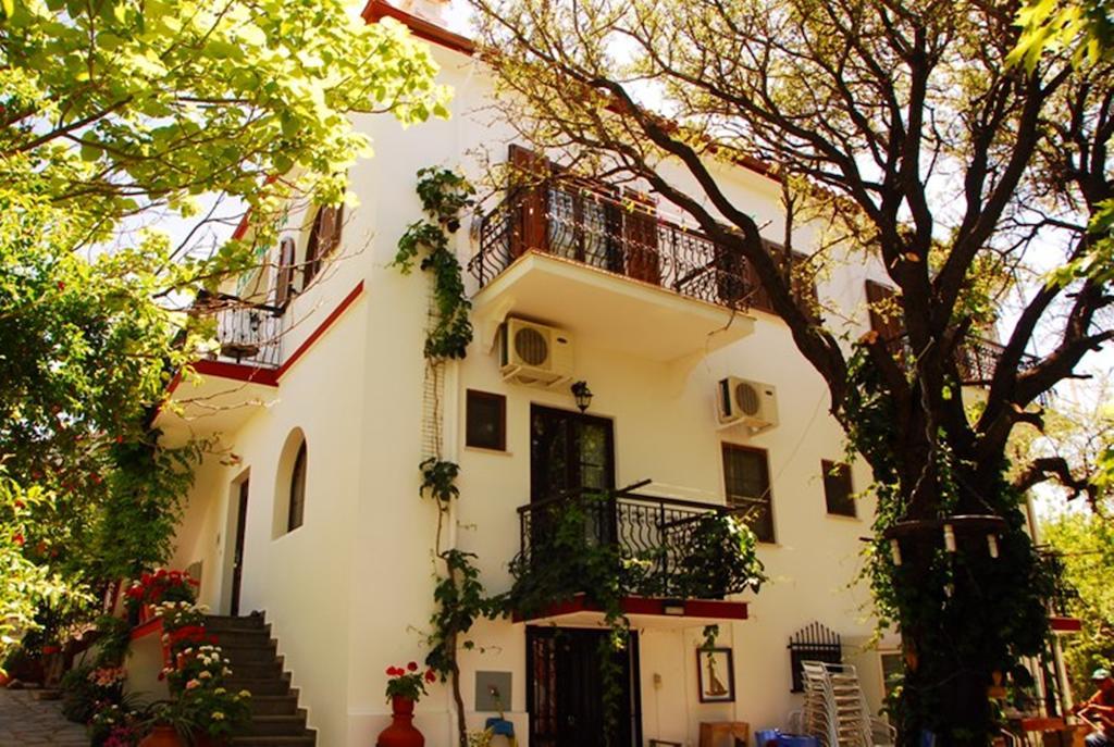 Atzanou Guest house